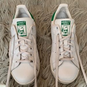 white stan smith’s